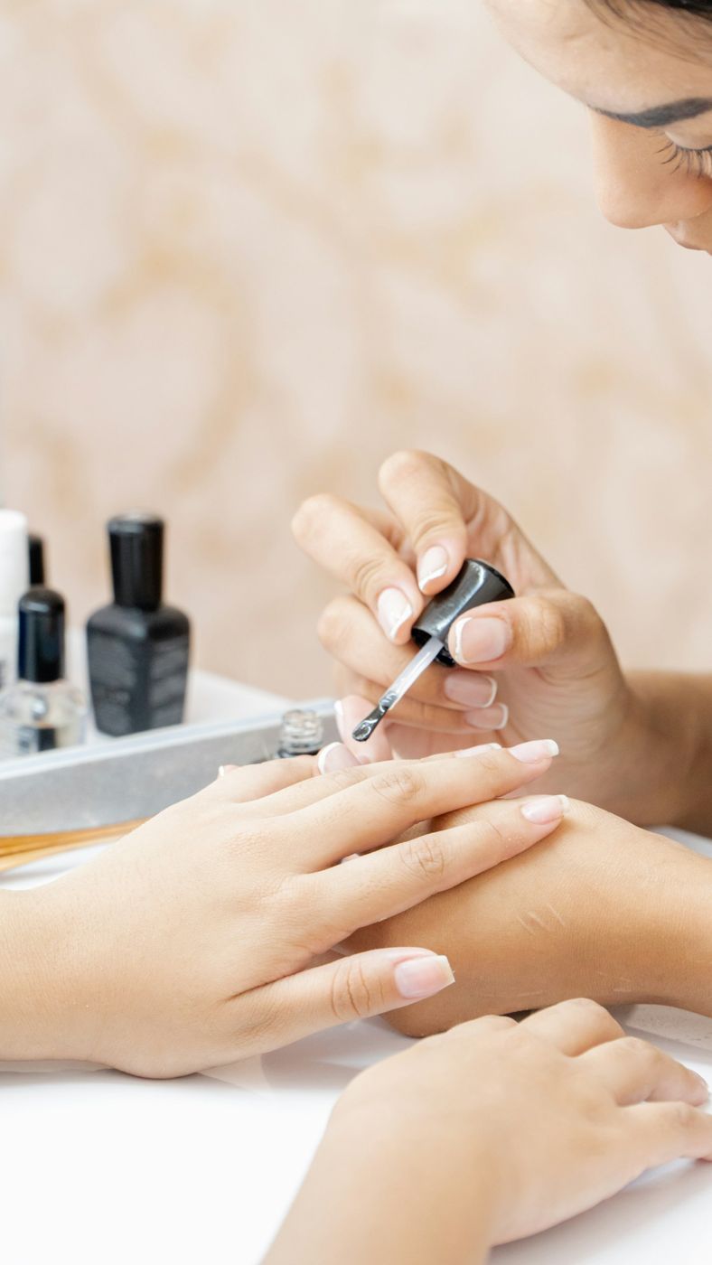 Imagen de referencia: manicura sobre mesa con esmaltes